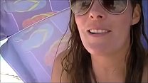 Esposo la graba mientras los hombres masturban a su esposa en la Playa Nudista voyeurista