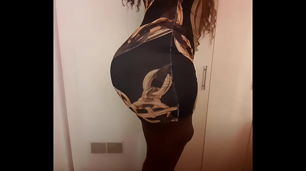 Rosi se desviste y me muestra su culote